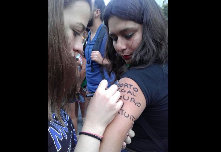  Bajo el lema "Aborto legal ya", la convocatoria reunió a una multitud que se reunió en la Plaza del Congreso encabezada por organizaciones feministas y agrupaciones políticas de izquierda, entre otros.