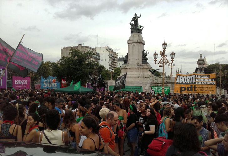  Bajo el lema "Aborto legal ya", la convocatoria reunió a una multitud que se reunió en la Plaza del Congreso encabezada por organizaciones feministas y agrupaciones políticas de izquierda, entre otros.