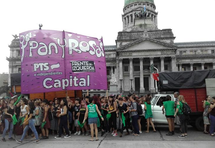  Bajo el lema "Aborto legal ya", la convocatoria reunió a una multitud que se reunió en la Plaza del Congreso encabezada por organizaciones feministas y agrupaciones políticas de izquierda, entre otros.