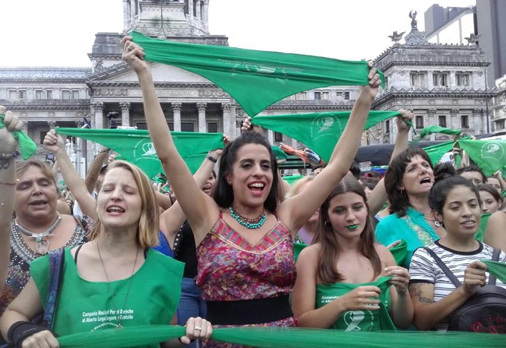  Bajo el lema "Aborto legal ya", la convocatoria reunió a una multitud que se reunió en la Plaza del Congreso encabezada por organizaciones feministas y agrupaciones políticas de izquierda, entre otros.