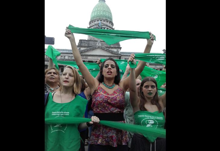  Bajo el lema "Aborto legal ya", la convocatoria reunió a una multitud que se reunió en la Plaza del Congreso encabezada por organizaciones feministas y agrupaciones políticas de izquierda, entre otros.