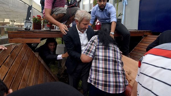 El ministro se encontraba en la inauguración del restaurante la dirigente social cuando de repente el deck donde estaban se derrumbó.