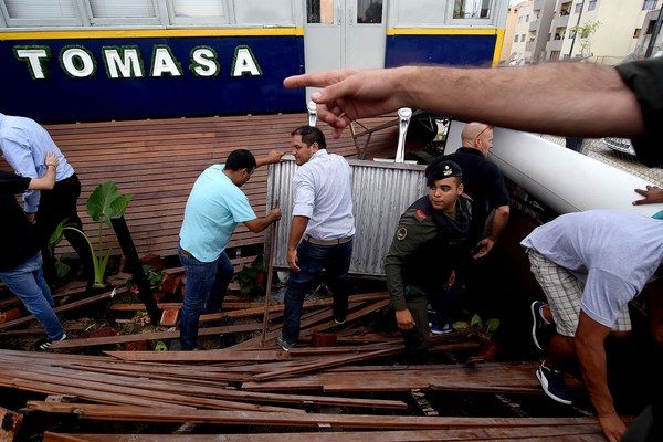 El ministro se encontraba en la inauguración del restaurante la dirigente social cuando de repente el deck donde estaban se derrumbó.