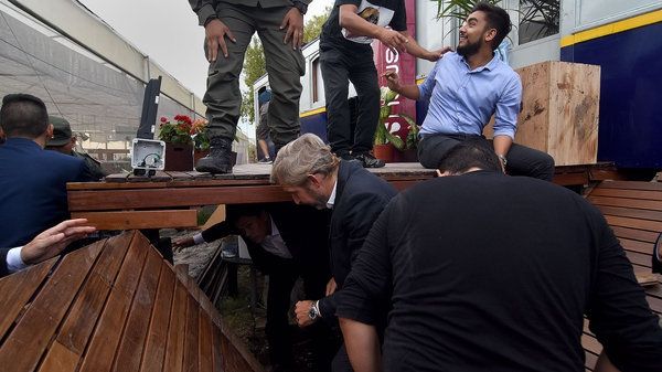 El ministro se encontraba en la inauguración del restaurante la dirigente social cuando de repente el deck donde estaban se derrumbó.