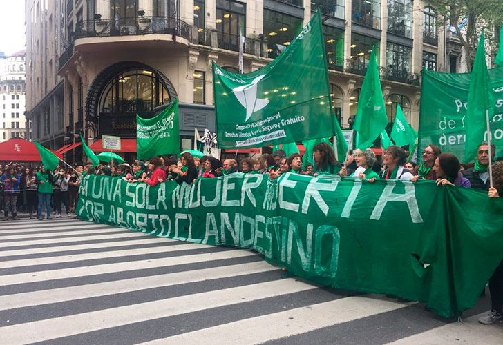 'Tuitazo' y 'pañuelazo' en Argentina para pedir la despenalización del aborto