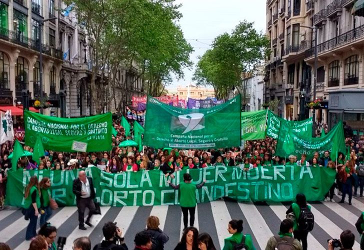 'Tuitazo' y 'pañuelazo' en Argentina para pedir la despenalización del aborto