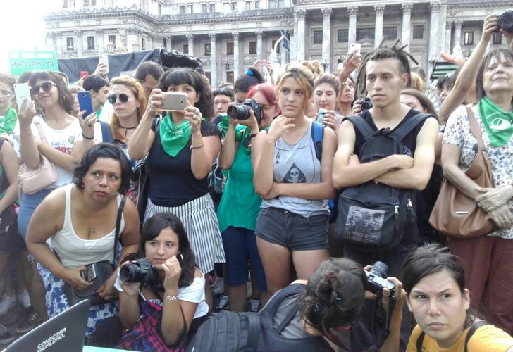 Pañuelazo frente al Congreso para pedir por la legalización del aborto