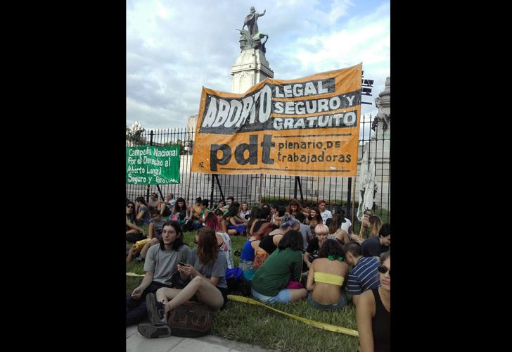 Pañuelazo frente al Congreso para pedir por la legalización del aborto