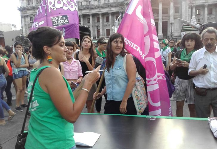 Pañuelazo frente al Congreso para pedir por la legalización del aborto