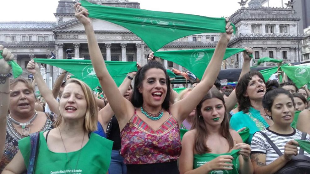  Bajo el lema "Aborto legal ya", la convocatoria reunió a una multitud que se reunió en la Plaza del Congreso encabezada por organizaciones feministas y agrupaciones políticas de izquierda, entre otros.