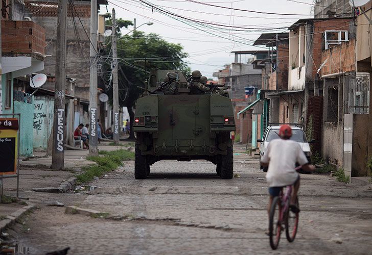 Infantes de marina brasileños patrullan sobre un vehículo blindado durante una operación sorpresa en el barrio marginal de Kelson en Río de Janeiro, Brasil