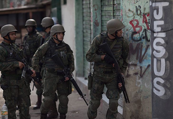 Patrulla brasileña de marines durante la operación sorpresa en el barrio pobre de Kelson en Río de Janeiro, Brasil.