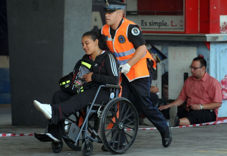 Miembros de la Policía Federal Argentina resguardaron la zona del accidente en la estación.