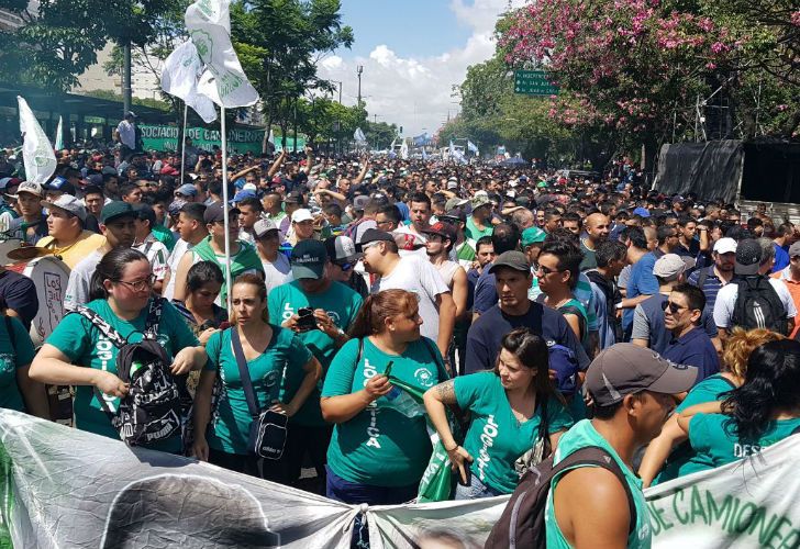 Manifestantes se congregan en la Avenida 9 de Julio, horas antes del acto central en el que hablará el líder de Camioneros, Hugo Moyano.