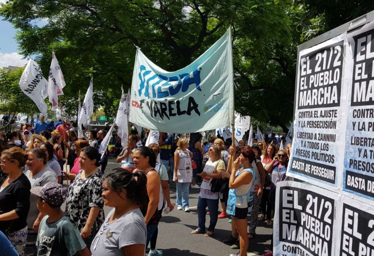 Manifestantes llegan para participar de la convocatoria de Hugo Moyano.