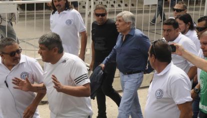 Hugo Moyano llegó custodiado al acto.