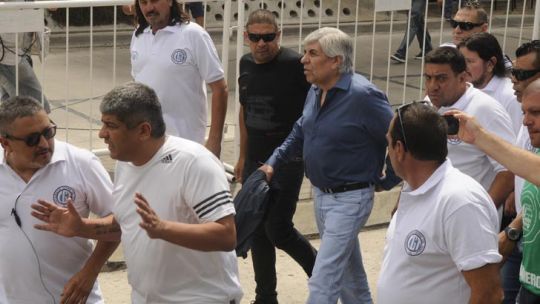 Hugo Moyano llegó custodiado al acto.