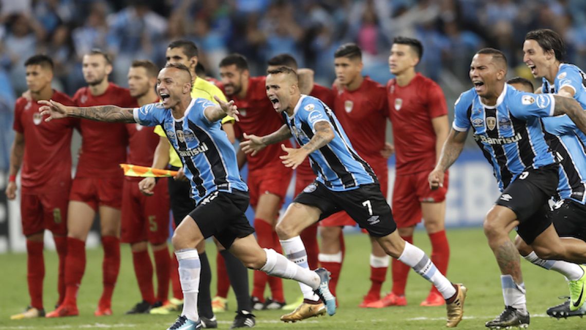 Gremio players celebrate winning the Recopa Sudamericana final against Independiente late Wednesday night.