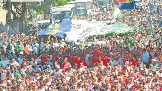Grieta de numeros. Hayan sido 90 mil o 400 mil personas, la marcha se hizo sentir.