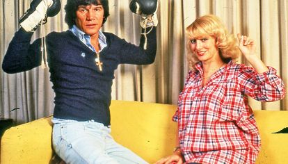 Guantes. Carlos Monzón y un símbolo de su poderío, junto a la que fue su mujer, Alicia Muñiz. Hace treinta años no se habló de femicidio, pero fue el primer crimen de alto impacto.