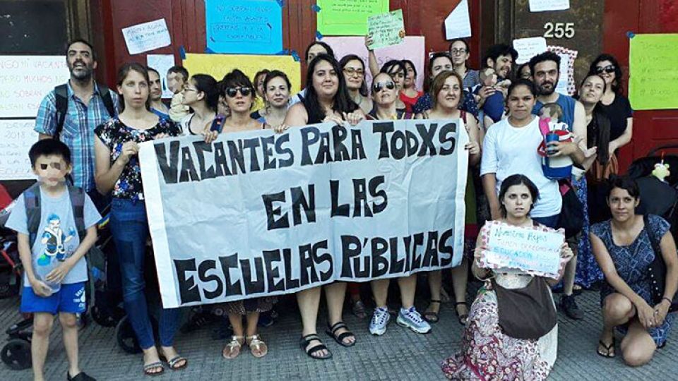Lucha. Un grupo de padres se manifestó en la puerta del ministerio exigiendo cupos para sus hijos.