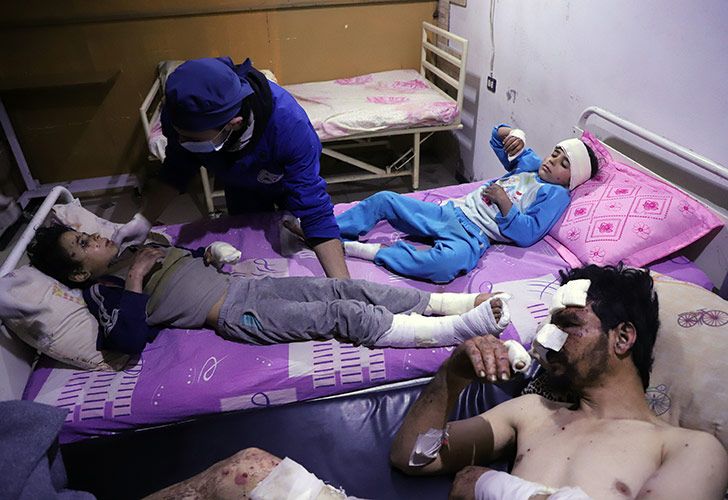  Niños sirios reciben tratamiento por un presunto ataque químico en una clínica improvisada en la aldea de al-Shifuniya, controlada por los rebeldes, en la región oriental de Ghouta, en las afueras de la capital, Damasco.