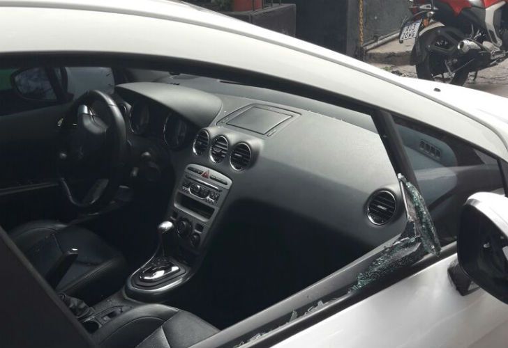 Así quedó el Peugeot 308 de la víctima de los motochorros. 