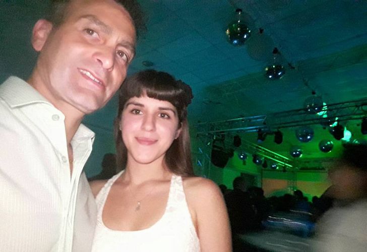 Galarza junto a su novia, que además es hermana de la presunta víctima de abuso