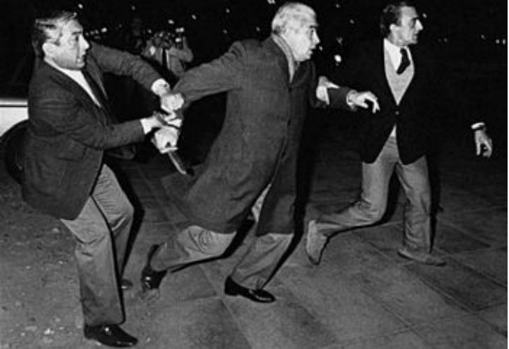 Luciano Benjamín Menéndez intentando atacar con un cuchillo a manifestantes en 1984.