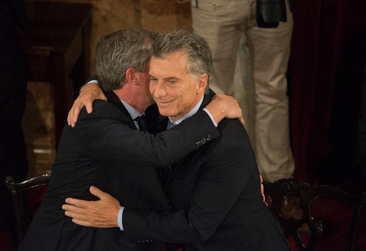 Macri se abraza con Emilio Monzó en el inicio de sesiones ordinarias en el Congreso.