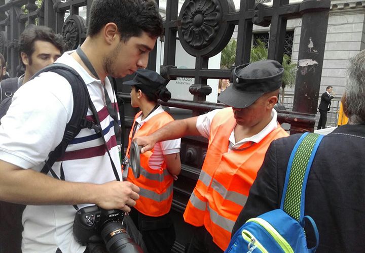 Fotógrafos ingresan a la apertura de la Asamblea Legislativa en el Congreso.