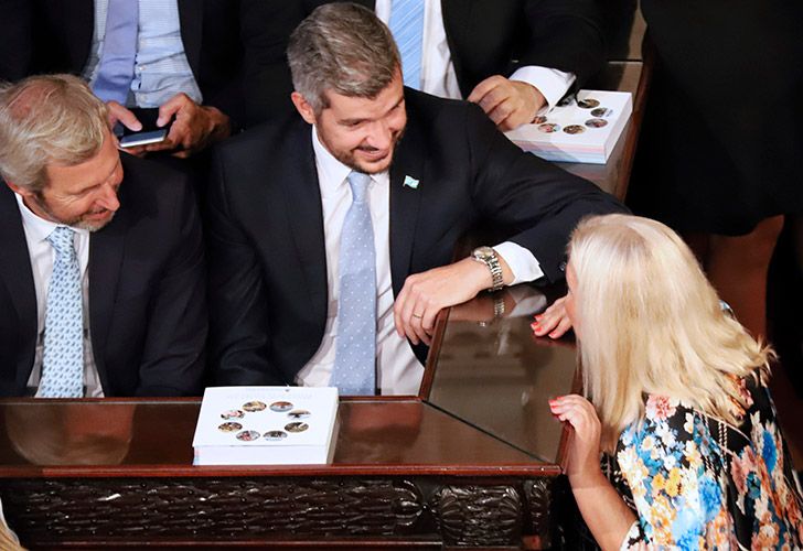 El jefe de Gabinete Marcos Peña y la diputada Elisa Carrió.