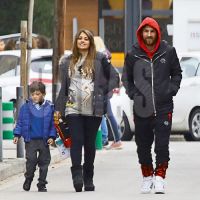 premium-exclusive-antonella-roccuzzo-muy-embarazada-mientras-busca-a-thiago-con-leo-en-la-escuela