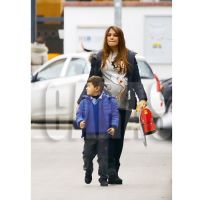 premium-exclusive-antonella-roccuzzo-muy-embarazada-mientras-busca-a-thiago-con-leo-en-la-escuela