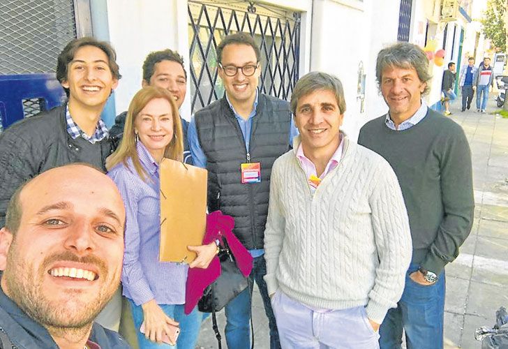 Pasado y presente. Cuccioli con Caputo en un timbreo. El nuevo titular del fisco fue director de una compañía en Bermudas, paraíso fiscal, que se nutre de inversiones offshore.