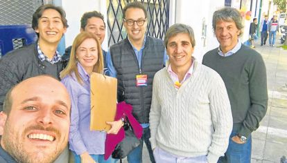 Pasado y presente. Cuccioli con Caputo en un timbreo. El nuevo titular del fisco fue director de una compañía en Bermudas, paraíso fiscal, que se nutre de inversiones offshore.