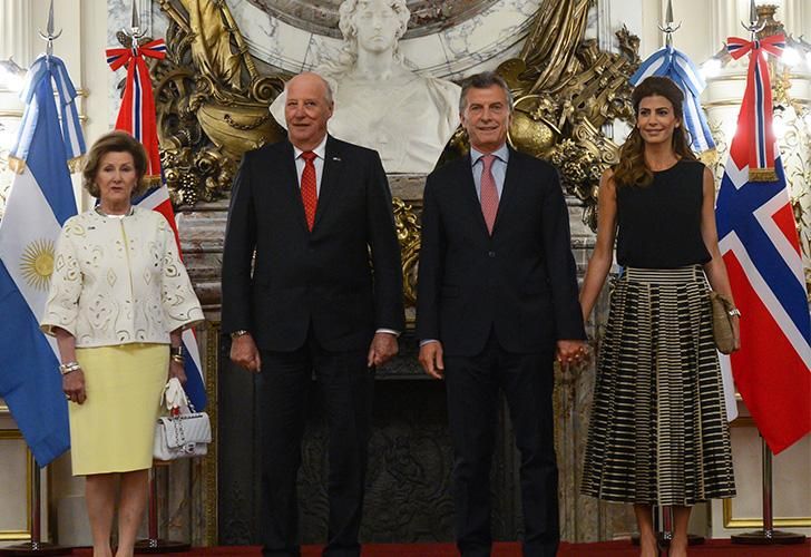 Los reyes de Noruega, al ser recibidos por Macri.