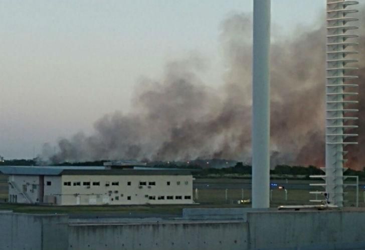 Incendio en las inmediaciones del aeropuerto de Ezeiza.