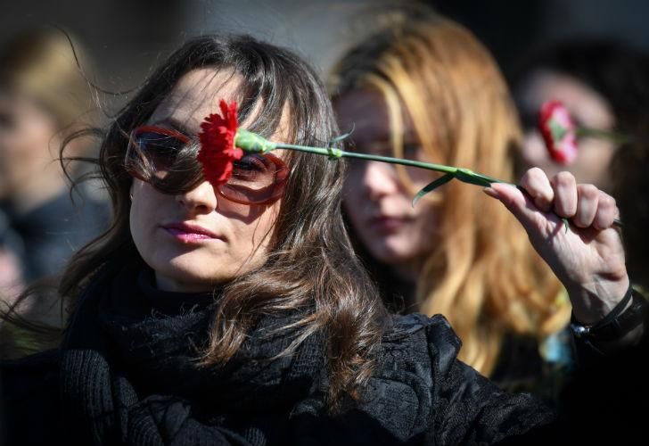 Dos jovenes de Romania en la marcha