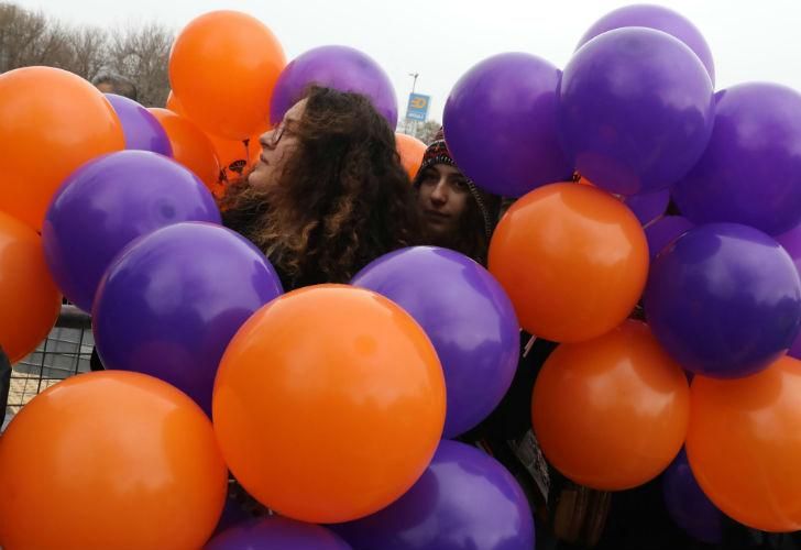 En Turquia con globos violeta en el 8M