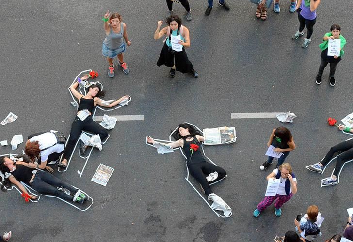 En el marco del Día Internacional de la Mujer, las trabajadoras de prensa se sumaron con un "ruidazo" y una intervención artística.