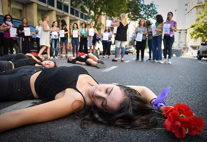 En el marco del Día Internacional de la Mujer, las trabajadoras de prensa se sumaron con un "ruidazo" y una intervención artística.