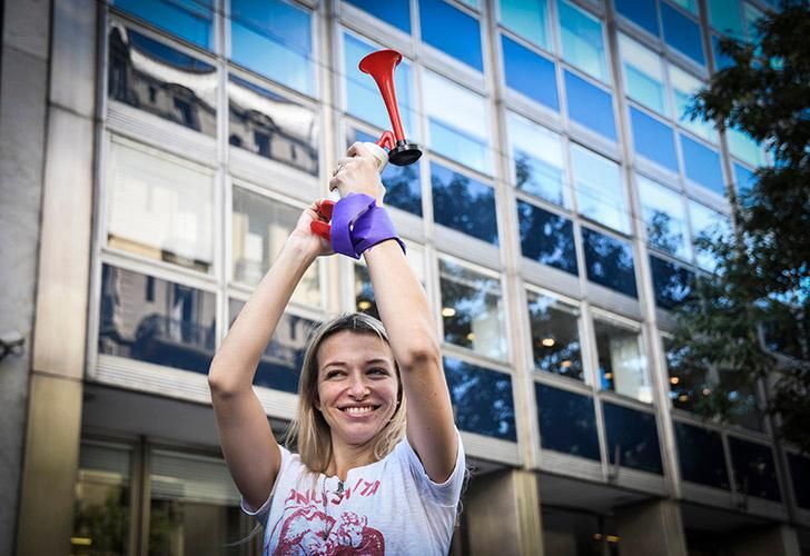 En el marco del Día Internacional de la Mujer, las trabajadoras de prensa se sumaron con un "ruidazo" y una intervención artística.