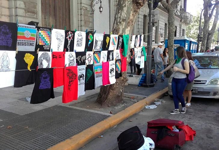 Mujeres comienzan a congregarse en el centro porteño para participar de la marcha por el Día Internacional de la Mujer