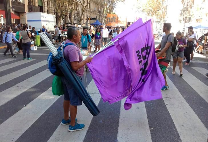 Mujeres comienzan a congregarse en el centro porteño para participar de la marcha por el Día Internacional de la Mujer