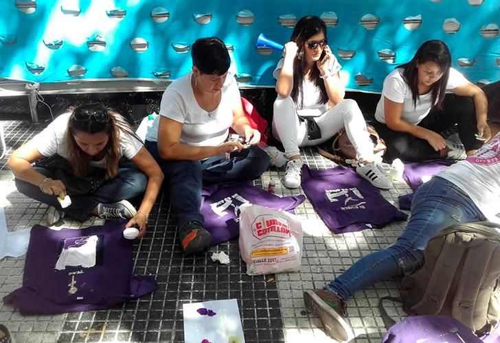 Mujeres comienzan a congregarse en el centro porteño para participar de la marcha por el Día Internacional de la Mujer