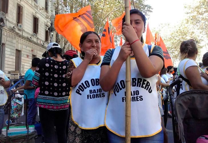 Mujeres comienzan a congregarse en el centro porteño para participar de la marcha por el Día Internacional de la Mujer