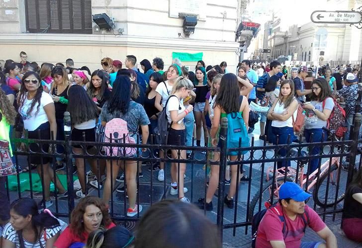 Mujeres comienzan a congregarse en el centro porteño para participar de la marcha por el Día Internacional de la Mujer