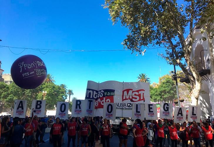 A las 16 se convocó a la concentración que será en Plaza de Mayo, y a las 17:30 se marchará hacia el Congreso donde se leerá el documento elaborado por las diferentes agrupaciones que participaron de la organización.