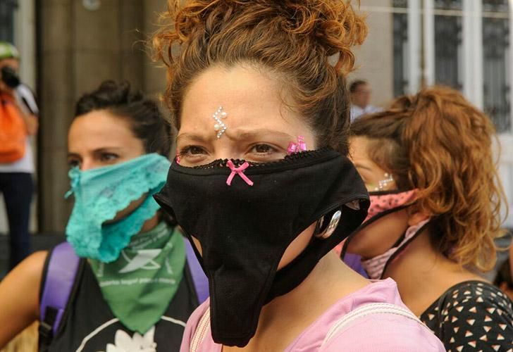 Bombachazo en el Teatro Colón. En el marco del día Internacional de la mujer